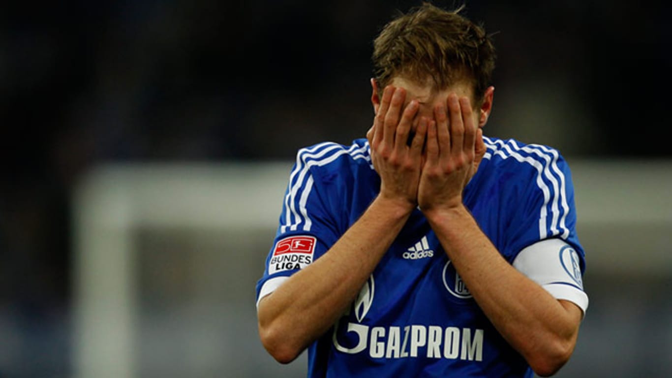 Schalkes Benedikt Höwedes kann es nicht mehr mit ansehen.