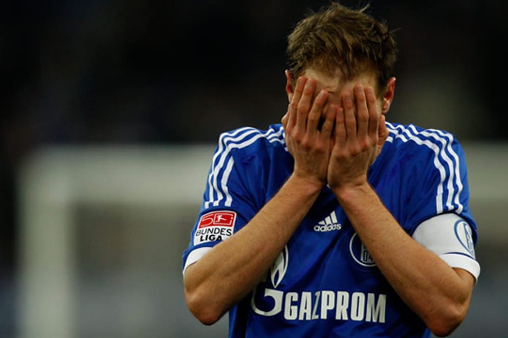 Schalkes Benedikt Höwedes kann es nicht mehr mit ansehen.