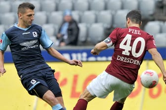 Zweikampf zwischen Münchens Guillermo Vallori (l) und Christian Fiel von Dynamo Dresden.