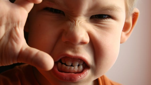 Fluchen befreit die Seele - das nutzen auch schon kleine Kinder.