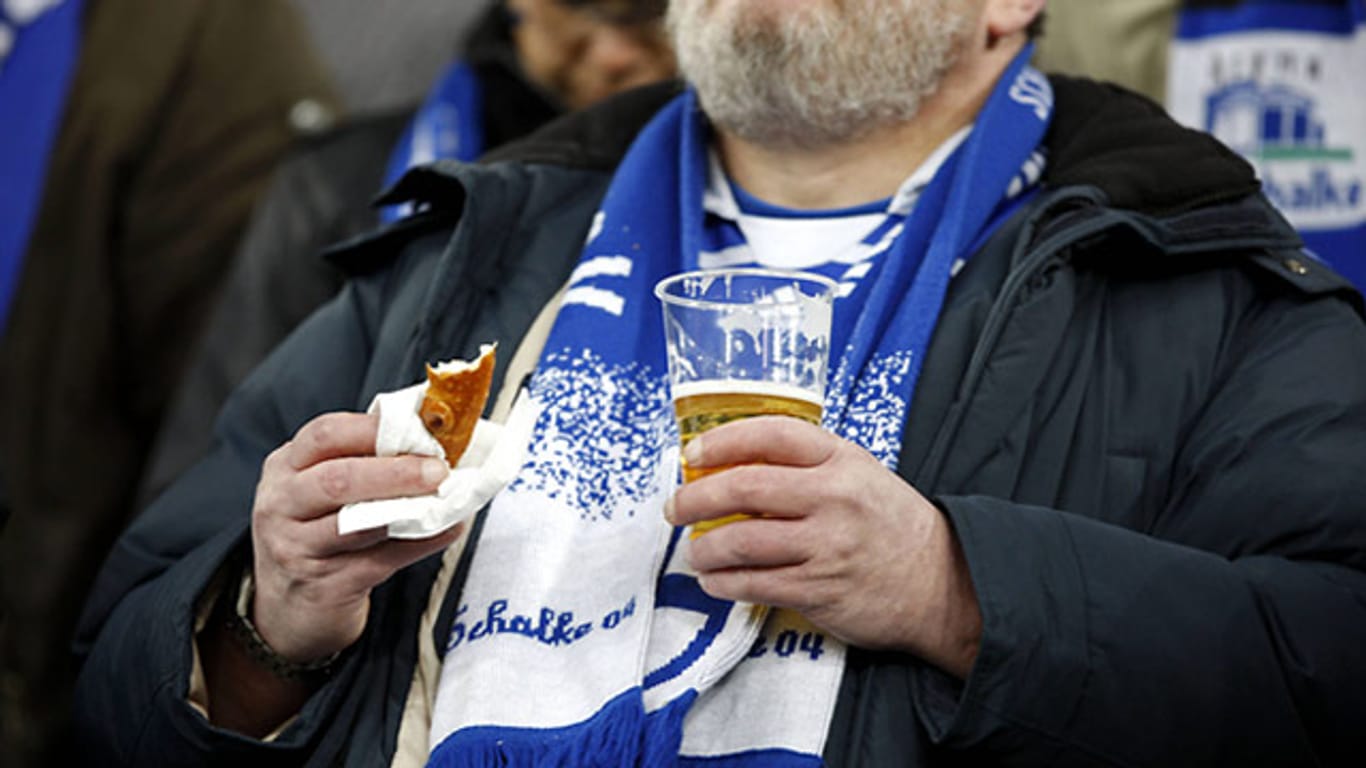 Die Fans in der Schalker Arena trinken im Durchschnitt das meiste Bier pro Spieltag.