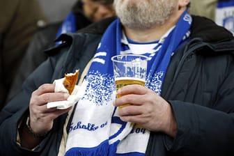 Die Fans in der Schalker Arena trinken im Durchschnitt das meiste Bier pro Spieltag.