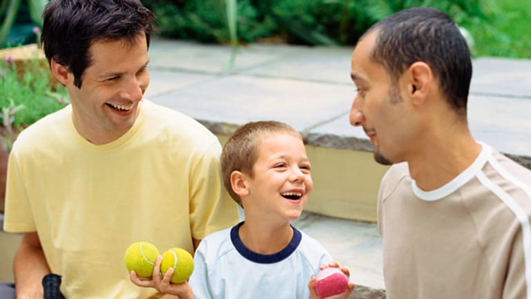 Adoption: Homosexuelle Partner dürfen nur leibliche Kinder des Partners adoptieren.