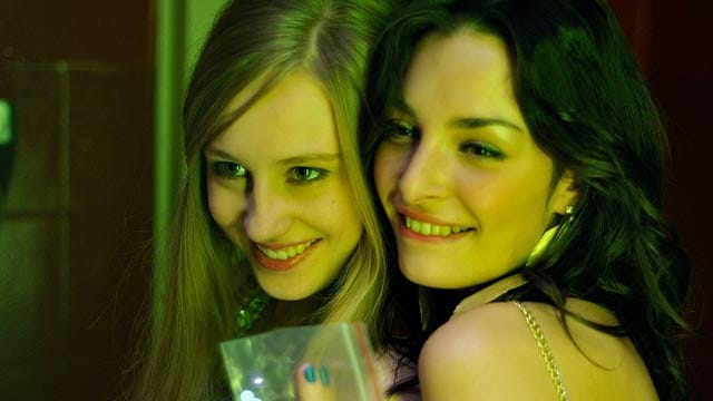 Christina (Sarah Horváth, links) und Hanna (Lotte Flack) werfen "Liquid Ecstasy" ein - mit dramatischen Folgen.