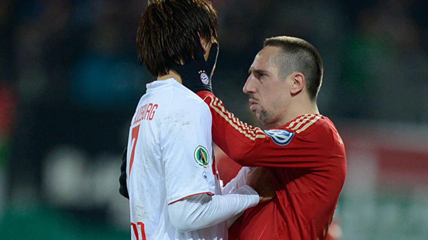 Franck Ribéry langt Gegenspieler Koo ins Gesicht.