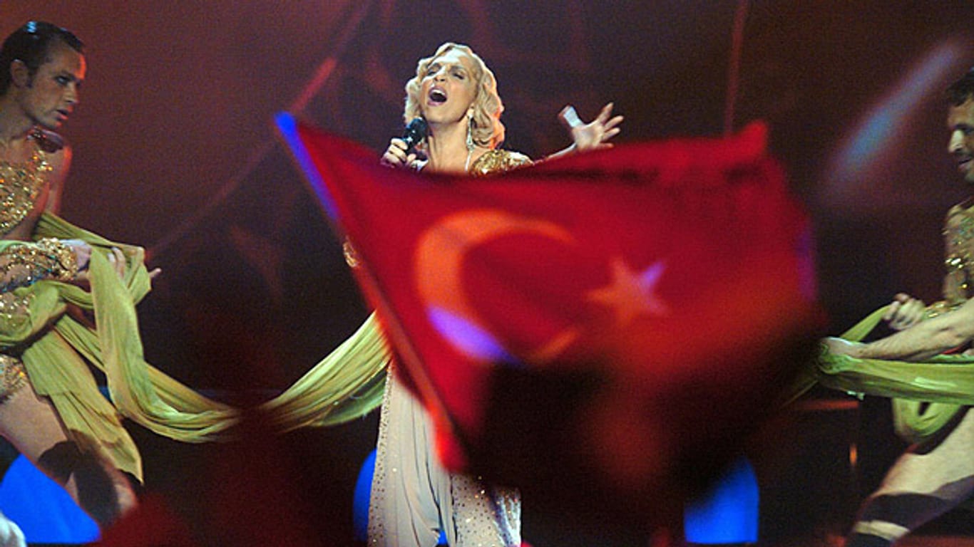 Die türkische ESC-Gewinnerin Sertab Erener bei der Eröffnung des Song Contests 2004 in Istanbul.