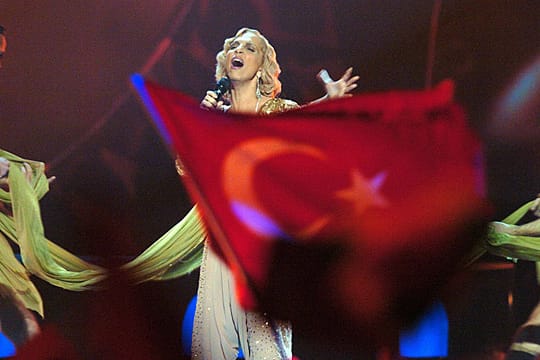 Die türkische ESC-Gewinnerin Sertab Erener bei der Eröffnung des Song Contests 2004 in Istanbul.