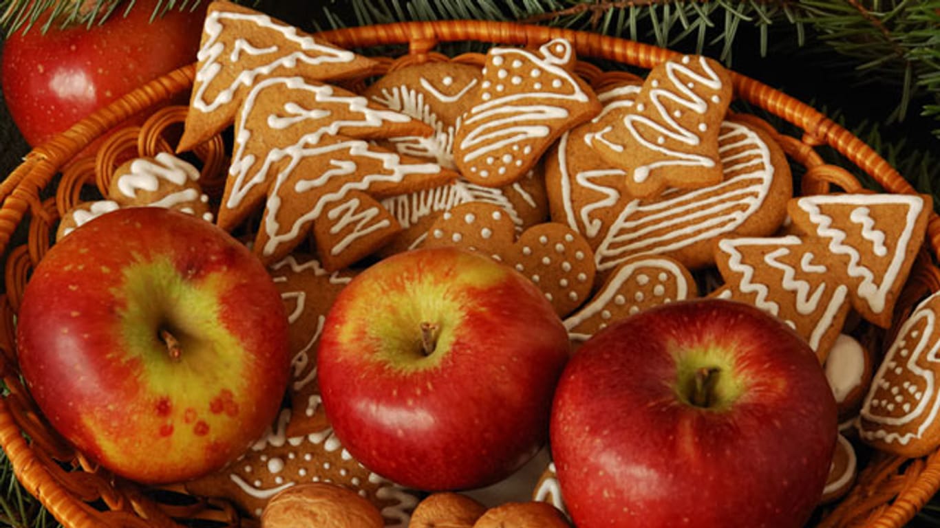 Äpfel können bei der Lagerung von Weihnachtsgebäck hilfreich sein.