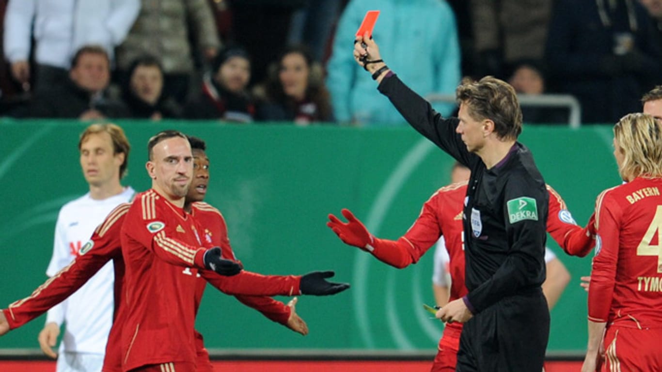 Franck Ribéry sieht von Schiedsrichter Thorsten Kinhöfer die Rote Karte.