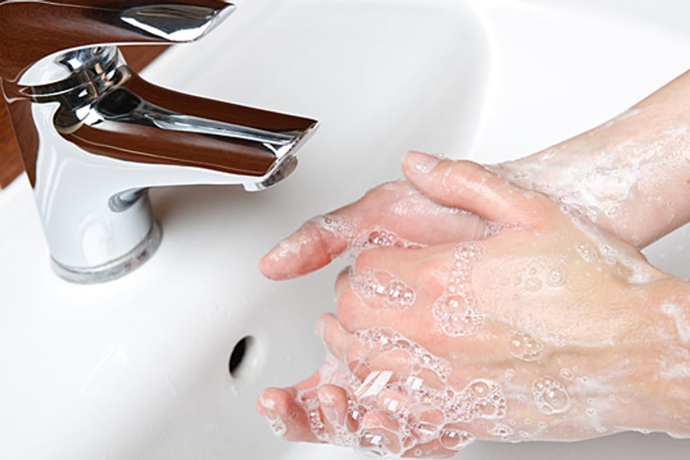 Händewaschen beugt einer Erkältung vor.