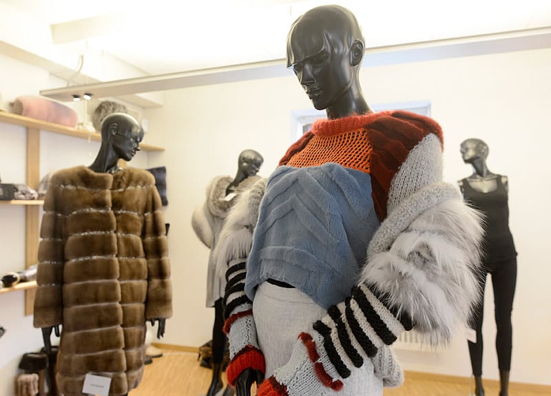 Pelz ist wieder en vogue: In einem Showroom im weltgrößten Auktionshaus für Pelze, "Kopenhagen Fur", sind klassische Pelzmäntel und exzentrische Kreationen aus Pelz und Strick zu sehen.