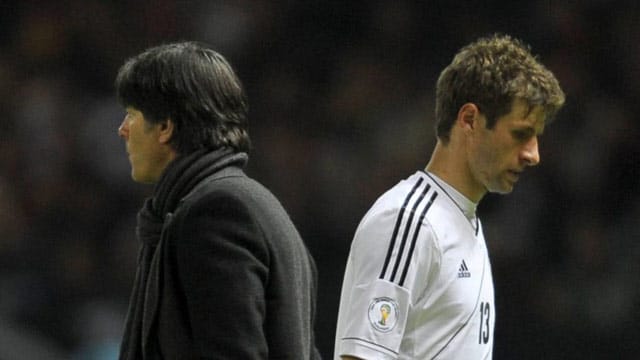 Bundestrainer Joachim Löw (li.) wechselt Thomas Müller aus.