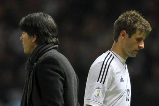 Bundestrainer Joachim Löw (li.) wechselt Thomas Müller aus.