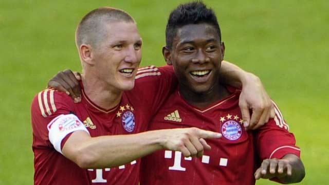 Bastian Schweinsteiger (li.) und David Alaba bejubeln einen Sieg.