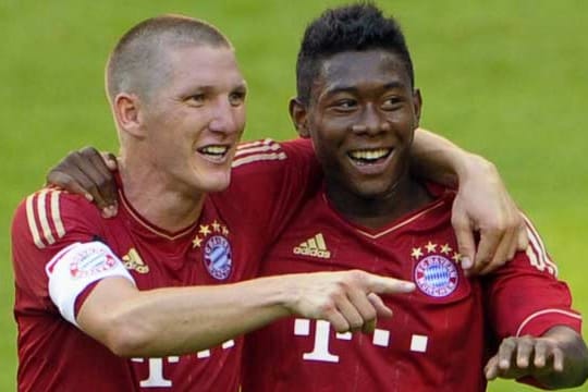 Bastian Schweinsteiger (li.) und David Alaba bejubeln einen Sieg.