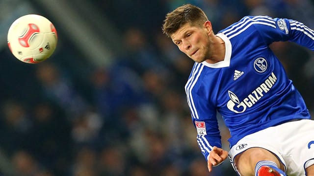 Schalkes Klaas-Jan Huntelaar geht auch weiterhin im königsblauen Trikot auf Torejagd.