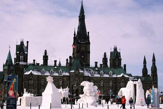 Ottawa: Schneeskulpturen auf dem Parliament Hill