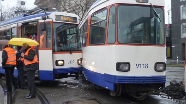 Darmstadt (Hessen): Zwei Straßenbahnen kollidiert Darmstadt (Hessen): Zwei Straßenbahnen kollidiert