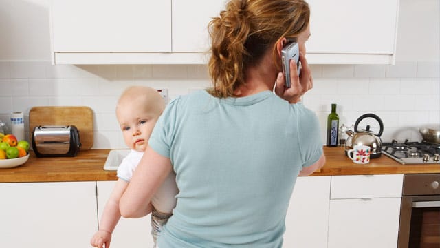 Das einseitige Tragen der Kleinen kann schnell zu Rückenschmerzen oder einem "Baby-Arm" führen.