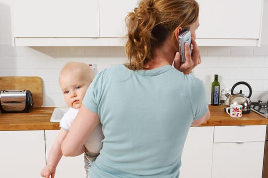 Das einseitige Tragen der Kleinen kann schnell zu Rückenschmerzen oder einem "Baby-Arm" führen.