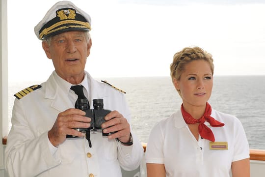 Helen Fischer als chaotische Reiseleiterin auf dem ZDF- "Traumschiff".