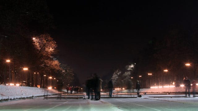 Silvesterspaziergang auf dem zugefrorenen Schlosskanal am Schloss Nymphenburg