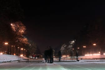 Silvesterspaziergang auf dem zugefrorenen Schlosskanal am Schloss Nymphenburg