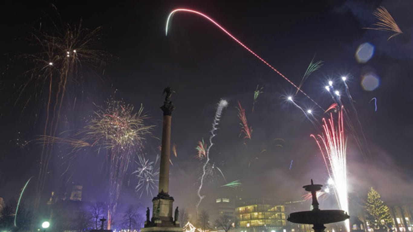 Feuerwerk zu Silvester auf dem Schlossplatz in Stuttgart