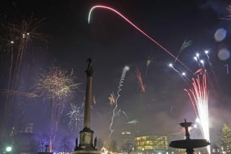 Feuerwerk zu Silvester auf dem Schlossplatz in Stuttgart