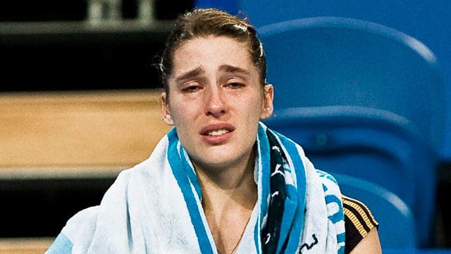 Andrea Petkovic kann ihr Verletzungspech in Perth kaum fassen.