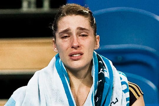 Andrea Petkovic kann ihr Verletzungspech in Perth kaum fassen.