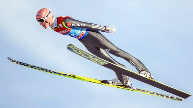 Severin Freund fliegt durch die Luft.