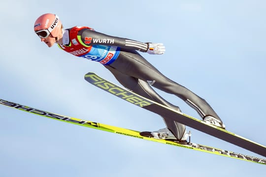 Severin Freund fliegt durch die Luft.