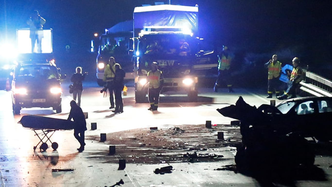Nach dem Geisterfahrer-Unfall auf der A1 gleicht die Autobahn einem Trümmerfeld