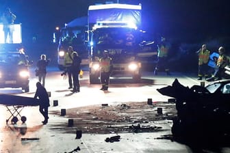 Nach dem Geisterfahrer-Unfall auf der A1 gleicht die Autobahn einem Trümmerfeld