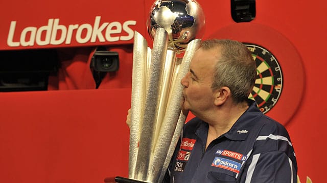 Siegerküsschen: Phil Taylor herzt den WM-Pokal, der nach seinem toten Freund benannt ist. Siegerküsschen: Phil Taylor herzt den WM-Pokal, der nach seinem toten Freund benannt ist.