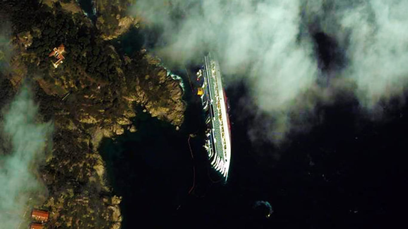 Das Wrack der Costa Concordia aus dem All fotografiert.