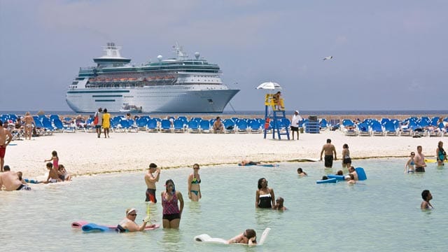 Die "Majesty of the Seas" vor Coco Cay, der zu den Bahamas zählenden Privatinsel von Royal Caribbean Cruises.