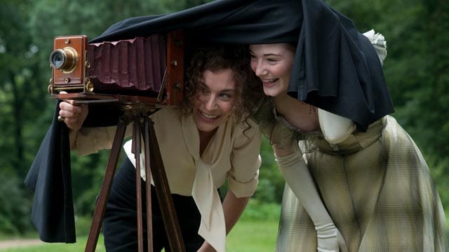 Die Fotografin Undine Adams (Christiane Paul, l.) verführt Alma Schadt (Maria Ehrich) im Hotel "Adlon"