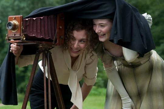 Die Fotografin Undine Adams (Christiane Paul, l.) verführt Alma Schadt (Maria Ehrich) im Hotel "Adlon"