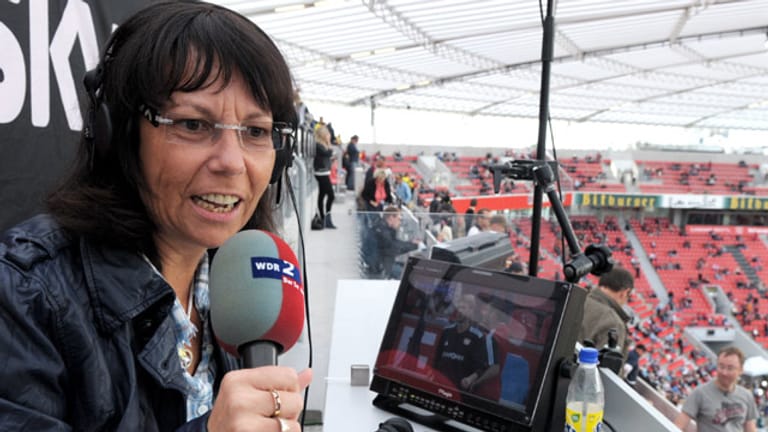 Die Stimme des WDR: Sabine Töpperwien bei einer Live-Reportage in Leverkusen.