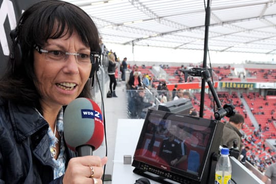 Die Stimme des WDR: Sabine Töpperwien bei einer Live-Reportage in Leverkusen.