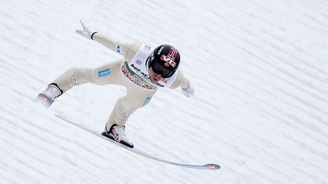 Der Norweger Anders Jacobsen verliert in Innsbruck die Führung in der Vierschanzentournee.