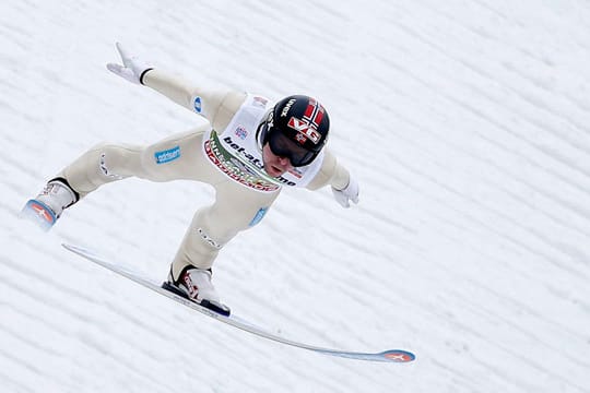 Der Norweger Anders Jacobsen verliert in Innsbruck die Führung in der Vierschanzentournee.