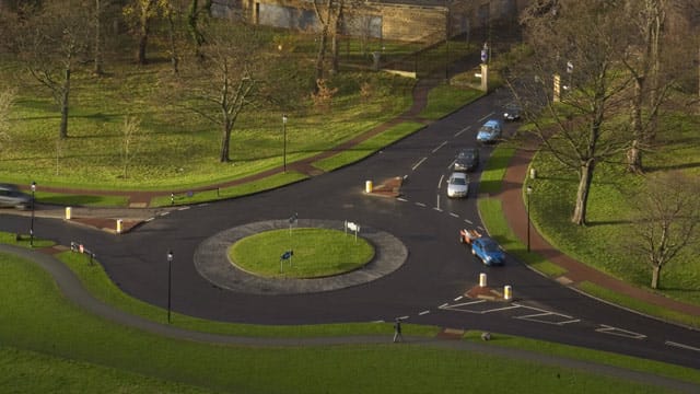 Linksverkehr erfordert Konzentration auf Land und in der Stadt