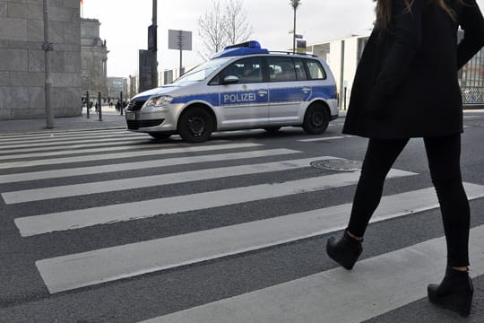 Fußgänger haben an Zebrastreifen Vorfahrt