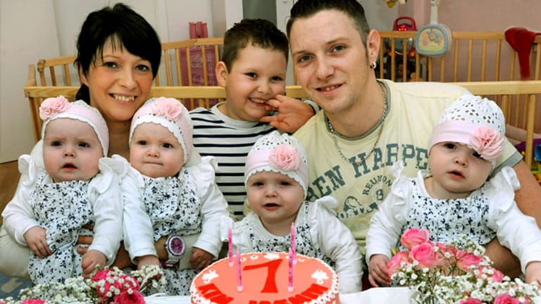 Die Leipziger Vierlinge Jasmin, Sophie, Laura und Kim (l-r) mit ihren Eltern Janett und Marcus Mehnert und dem sechsjährigen Bruder Lucas.