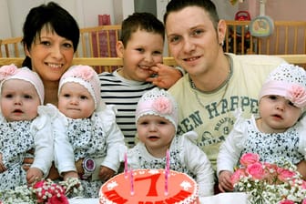 Die Leipziger Vierlinge Jasmin, Sophie, Laura und Kim (l-r) mit ihren Eltern Janett und Marcus Mehnert und dem sechsjährigen Bruder Lucas.