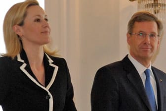 Das lange Hickhack um die Vorwürfe gegen den damaligen Bundespräsidenten Christian Wulff soll der Anfang vom Ende für die Ehe gewesen sein