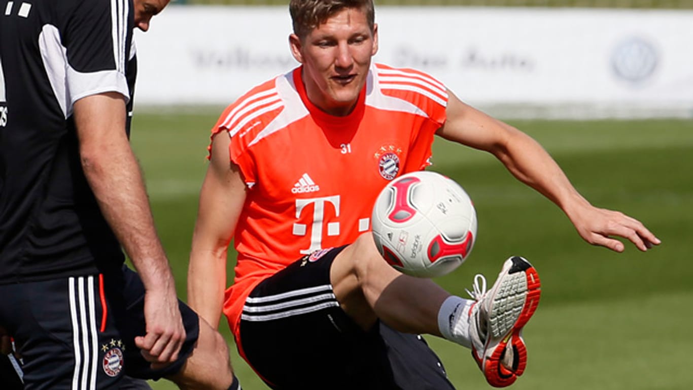 Bastian Schweinsteiger (re.) trägt beim Bayern-Training weiße Socken.